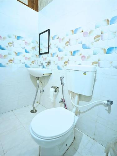 Skyard Hostel Rishikesh Laxman Jhulaにあるバスルーム