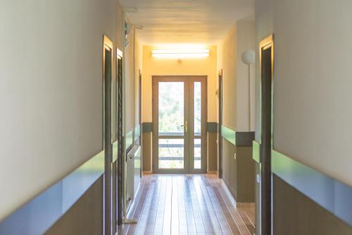 an empty hallway with a door and a tile floor at Valodia's Cottage in Vardzia