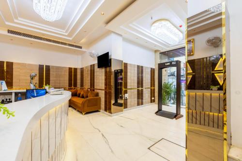 a lobby with a bar and a living room at Hotel Guru Preet - 02Mins from New Delhi Railway Station & Connaught Place in New Delhi