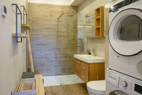 une salle de bain avec une douche, des toilettes et un lavabo dans l'établissement Le Joly Mont, à Saint-Gervais-les-Bains