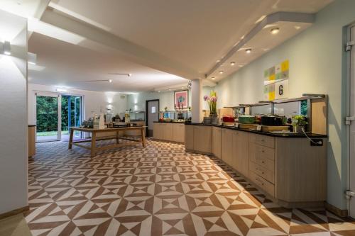 a kitchen with a counter and a table at Garner Hotel Oberhausen in Oberhausen