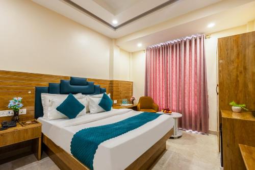 a hotel room with a bed and a desk at Hotel Guru Preet - 02Mins from New Delhi Railway Station & Connaught Place in New Delhi