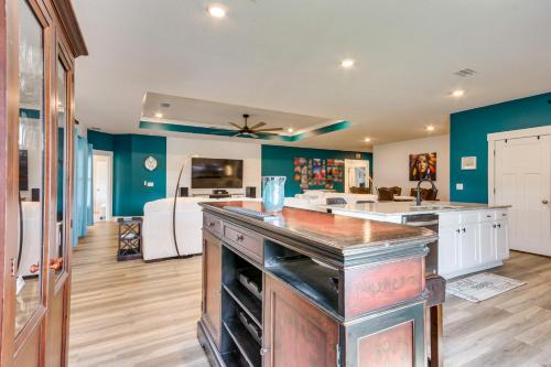 Η κουζίνα ή μικρή κουζίνα στο Pet-Friendly Pensacola Home with Fenced Backyard