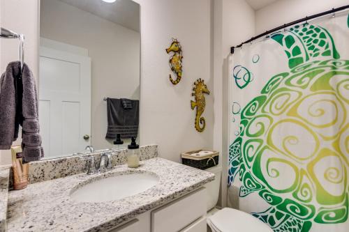 Ένα μπάνιο στο Pet-Friendly Pensacola Home with Fenced Backyard