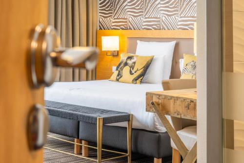 Ένα ή περισσότερα κρεβάτια σε δωμάτιο στο Le Lodge Brit Hotel Strasbourg Zenith