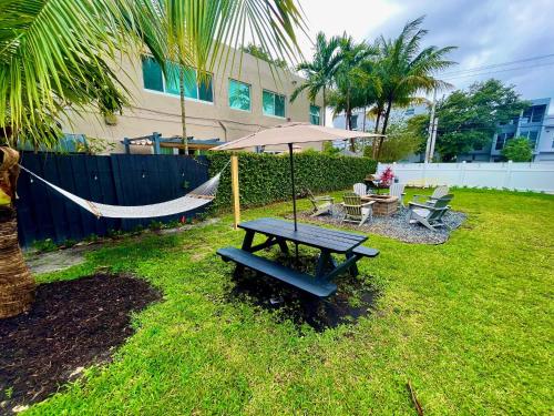 a hammock and a picnic table in a yard at The Amazon at Holiday Park near Las Olas Beach in Fort Lauderdale