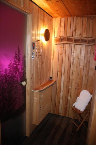 a room with a sauna with a wooden wall at Apart Bieles NEU - Bergoase mit privater Outdoor-Sauna & Massagepraxis in Kauns