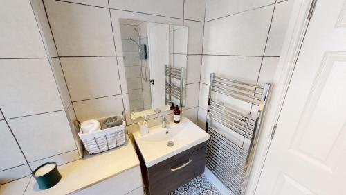 Et badeværelse på Cathedral Views Heart of City Communal Laundry