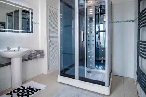 Et badeværelse på Skyfall - 2 Bedroom Apartment - Milford Haven