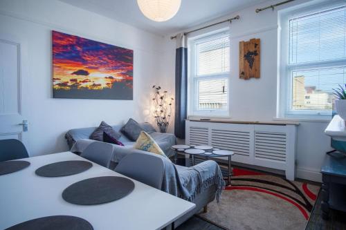 En eller flere senge i et værelse på Skyfall - 2 Bedroom Apartment - Milford Haven