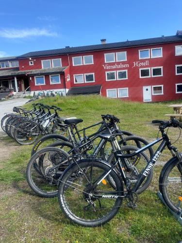 a row of bikes parked in front of a building at Vatnahalsen Høyfjellshotell in Myrdal