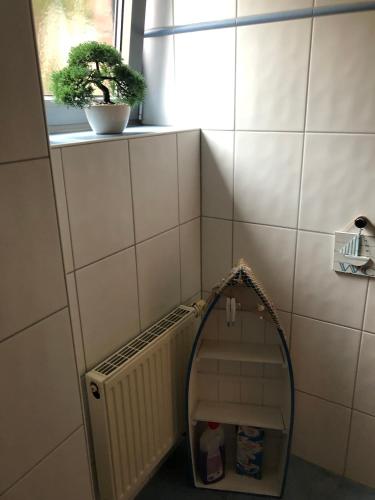 a room with a radiator and a window and a plant at Ferienwohnung Julia in Papenburg