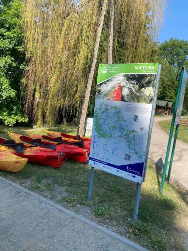 a sign next to a bunch of kayaks and boats at KOCIEWSKA DACZA - domek o podwyższonym standardzie, POMORSKIE, RZEKA, LASY, ŁĄKI in Pogódki