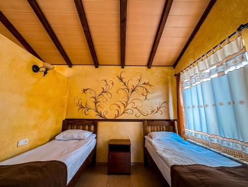 Postel nebo postele na pokoji v ubytování Haghartsin Hotel & Restaurant