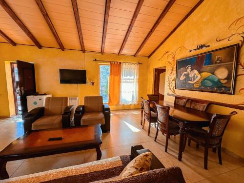TV a/nebo společenská místnost v ubytování Haghartsin Hotel & Restaurant