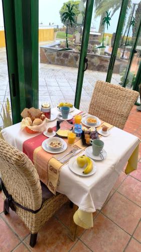 una mesa con comida y bebidas. en Tenerife Paradise 07 Room - Hotel Rural Fsj, en San Juan de la Rambla