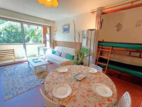 un salon avec une table et un canapé dans l'établissement Studio Confort 4 Personnes avec Balcon, Parking et Casier à Ski - Saint-Lary-Soulan - FR-1-457-305, à Saint-Lary-Soulan