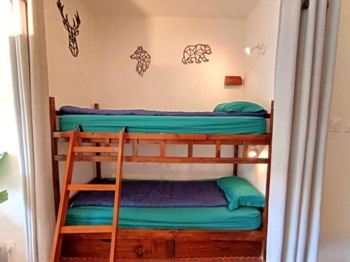 une chambre avec deux lits superposés dans l'établissement Studio Confort 4 Personnes avec Balcon, Parking et Casier à Ski - Saint-Lary-Soulan - FR-1-457-305, à Saint-Lary-Soulan