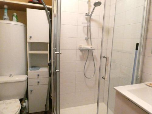 une douche avec une porte vitrée dans une salle de bain dans l'établissement Studio Confort 4 Personnes avec Balcon, Parking et Casier à Ski - Saint-Lary-Soulan - FR-1-457-305, à Saint-Lary-Soulan
