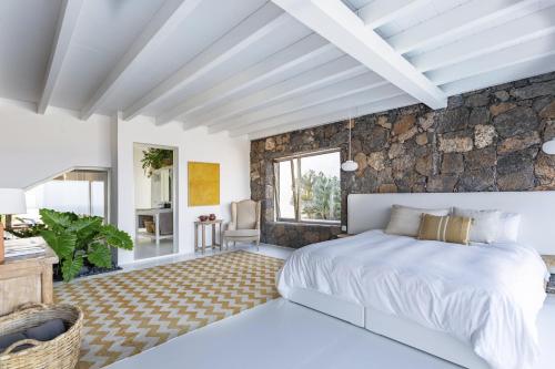 Postel nebo postele na pokoji v ubytování Adult Only Casa Chana - Contemporary villa with Private Pool and Sea Views