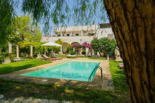 ein Swimmingpool im Hof eines Hauses in der Unterkunft Le Stanze del Monsignore in Novoli