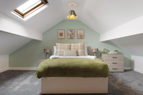 Quarrington HillにあるNew! 4BR in Hill top Houseのベッドルーム(ベッド付)1室(屋根裏部屋)