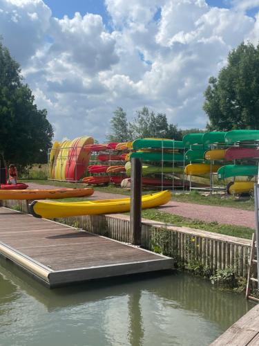 - un parc aquatique avec une bande de bateaux gonflables dans l'établissement La Cunette, à Saint-Venant