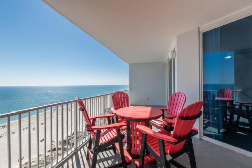 un balcone con tavolo e sedie e l'oceano di Lighthouse 1004 a Gulf Shores