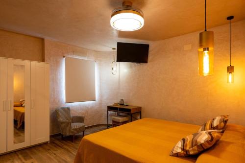 a room with a bed and a table and a television at Villa Mar Rompido in El Rompido