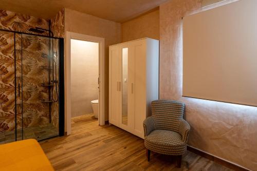 a living room with a chair and a toilet at Villa Mar Rompido in El Rompido