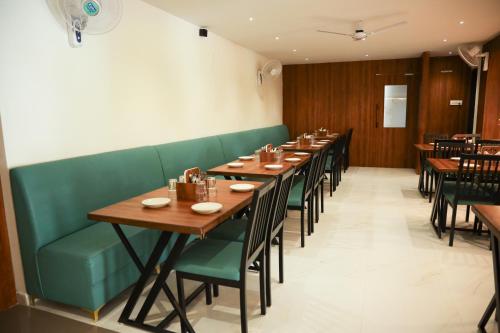 Restoran atau tempat lain untuk makan di Hotel Royal Anandraj