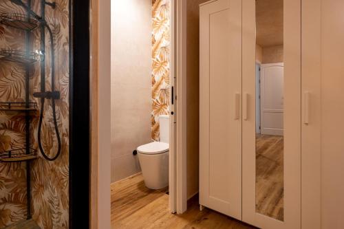 a bathroom with a toilet in a room at Villa Mar Rompido in El Rompido