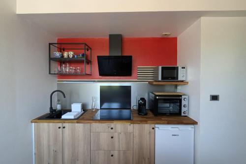 La cuisine est équipée d'un four micro-ondes et d'un réfrigérateur. dans l'établissement Charming Apartment in La Rochelle for 4p, à La Rochelle