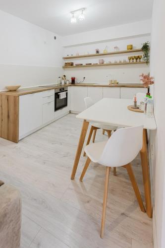 O bucătărie sau chicinetă la City Center Accomodation - 101