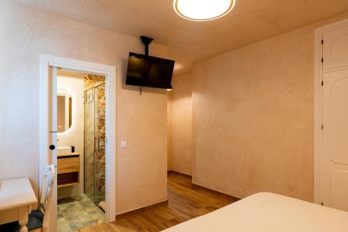 an empty room with a television on the wall at Villa Mar Rompido in El Rompido