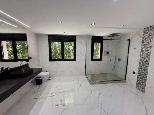 Ένα μπάνιο στο Amazing Luxury Villa
