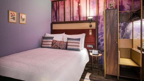 a bedroom with a large bed with purple walls at Hotel Indigo Brussels - City by IHG in Brussels