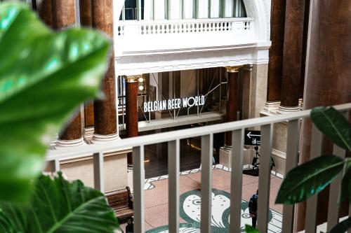 a balcony with a sign that reads green keep tofu at Hotel Indigo Brussels - City by IHG in Brussels