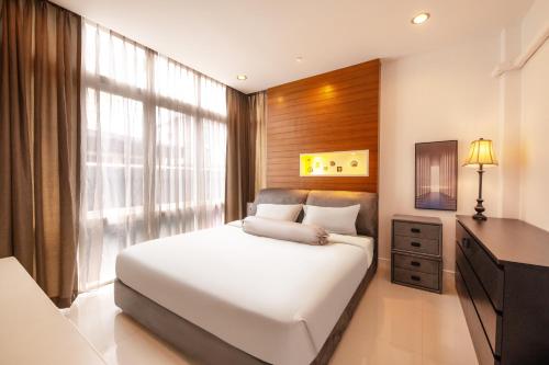 a bedroom with a white bed and a window at Luxury Pure Modern Pool Villa 5Bed KTV Gym Nr BTS&Central in Bangkok