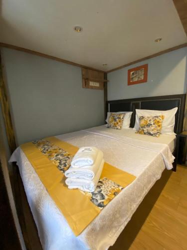 une chambre avec un lit avec des serviettes dessus dans l'établissement Dünya Otel Adana, à Seyhan