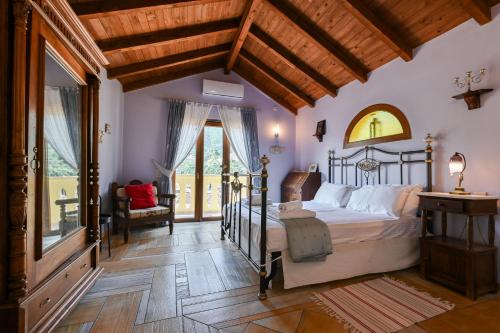 Casa al Castelllo - Traditional home in Parga في بارغا: غرفة نوم بها سرير وسقف خشبي