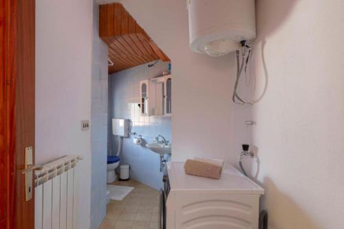 un bagno con un lavandino e un water al suo interno di Fairy-Tale Retreat a Capodistria