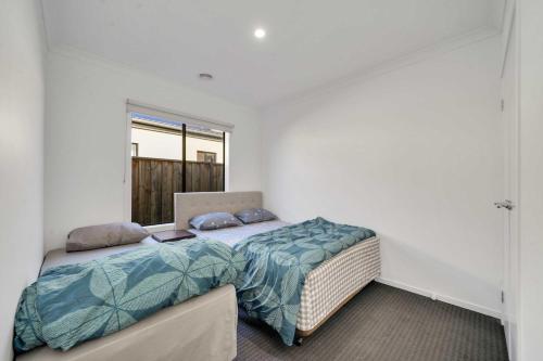 Katil atau katil-katil dalam bilik di Modern Retreat 3BR Family Home
