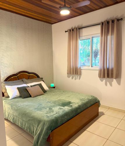 a bedroom with a bed and a window at Sítio CEL com Suítes aconchegantes em Boituva in Boituva