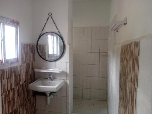 ein Badezimmer mit Waschbecken und Spiegel in der Unterkunft Rem Hotel in Fianarantsoa