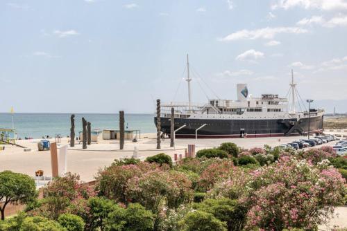a boat parked in a parking lot next to the beach at Maison Lydia, Climatisation, BBQ & Plage 2 min à pied in Le Barcarès