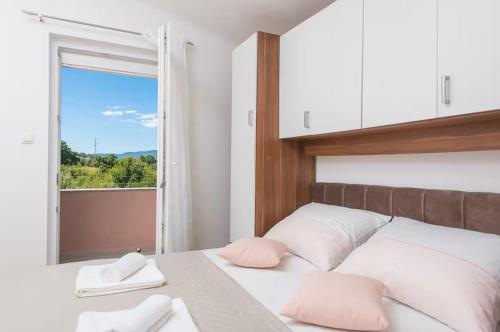 Ένα ή περισσότερα κρεβάτια σε δωμάτιο στο Villa Dola with private pool