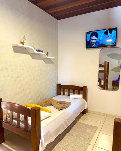 a bedroom with a bed and a mirror at Sítio CEL com Suítes aconchegantes em Boituva in Boituva