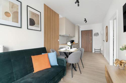 Posezení v ubytování Tasteful Apartment with Parking and Gym by Noclegi Renters