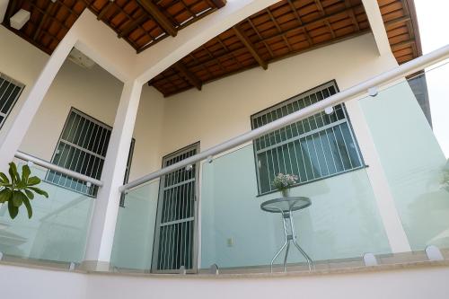 a house with windows and a chair in front of it at Apartamento charmoso 3/4 in Ilhéus